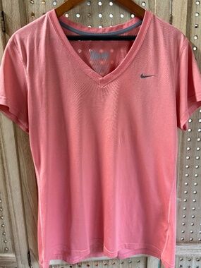 Nike Dri-Fit Coral Pink Athletic V-Neck Top Size Large